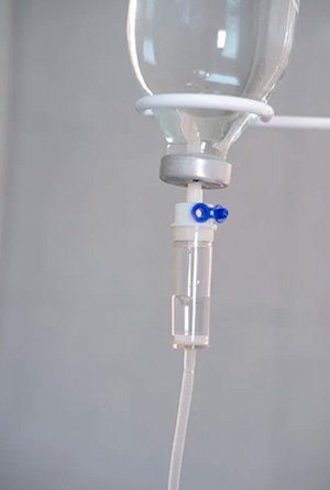 Капельница крупным планом в процедурном кабинете